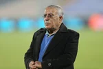 نمی‌دانم پشت خطیر به چه کسی گرم است که از استقلال نمی‌رود!