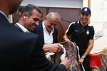 تکاندن فرش اهدایی پرسپولیس توسط رونالدو!