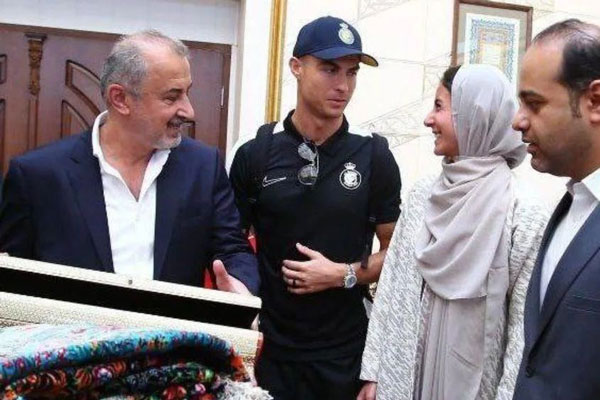 دختر آقای مدیرعامل در سفر پرسپولیس به قطر حضور دارد؟