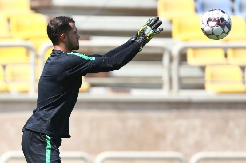 جانشین بیرانوند همچنان گرم می‌کند