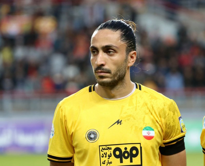 سیاوش مدافع برزیلی را از دور خارج می‌کند