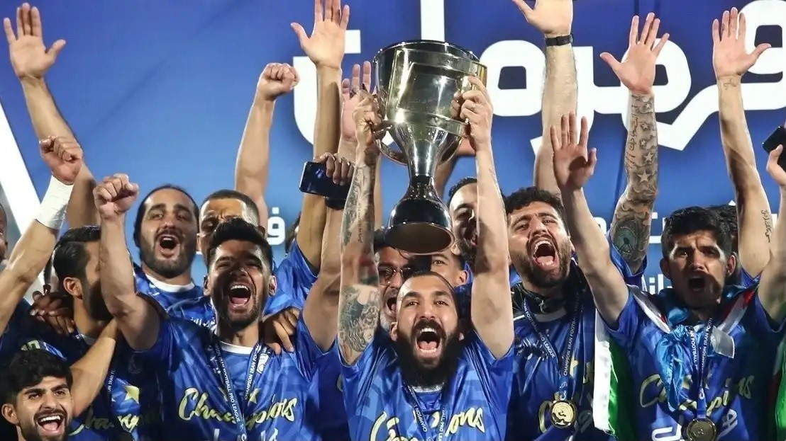 چشمی رکورددار بازی با پیراهن آبی